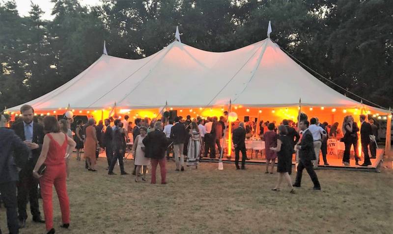 tente à la silhouette arrondie pour mariage dans le médoc